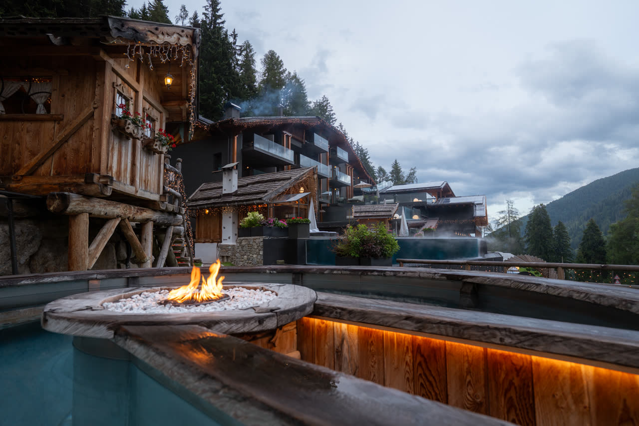 Chalet al Foss — fire pit by the pool at dusk