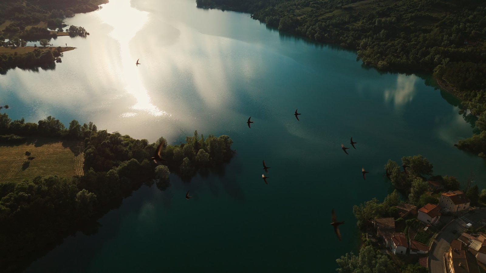Moto.it · lake reflection