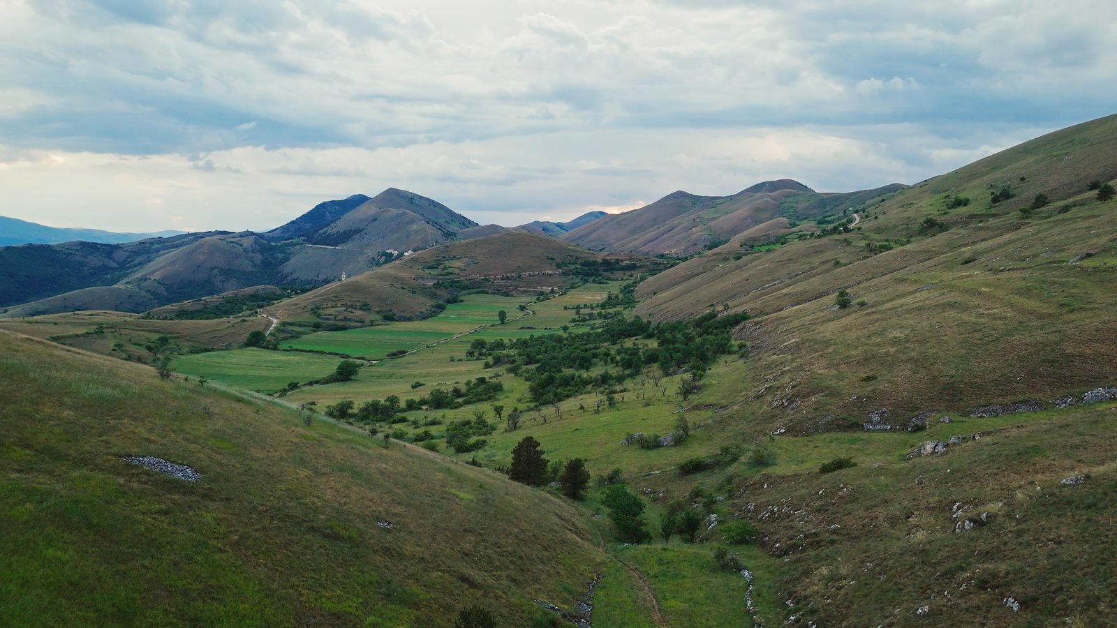 Moto.it · aerial valley road
